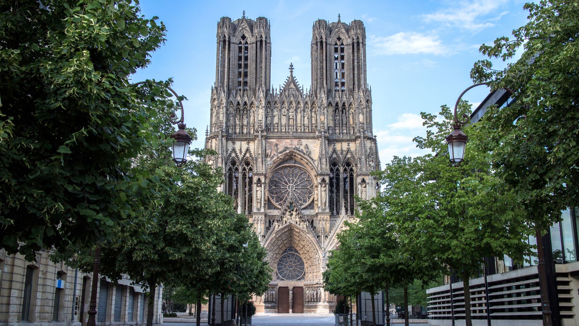 L'architecture impressionnante des sites historiques de Reims, incluant la Cathédrale Notre-Dame classée au patrimoine mondial de l'UNESCO.