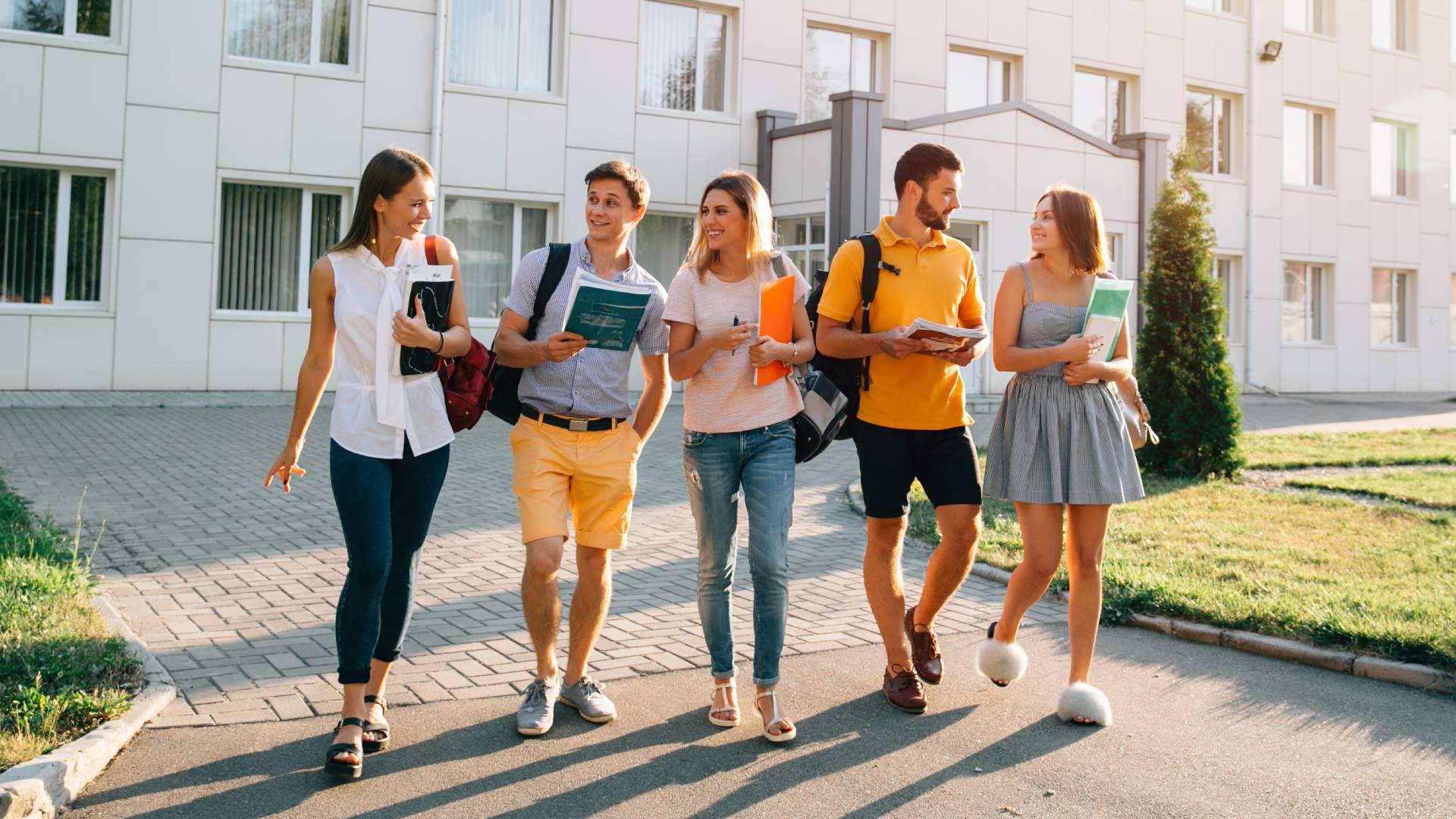 Les étudiants sortant de leur résidence LOKORA