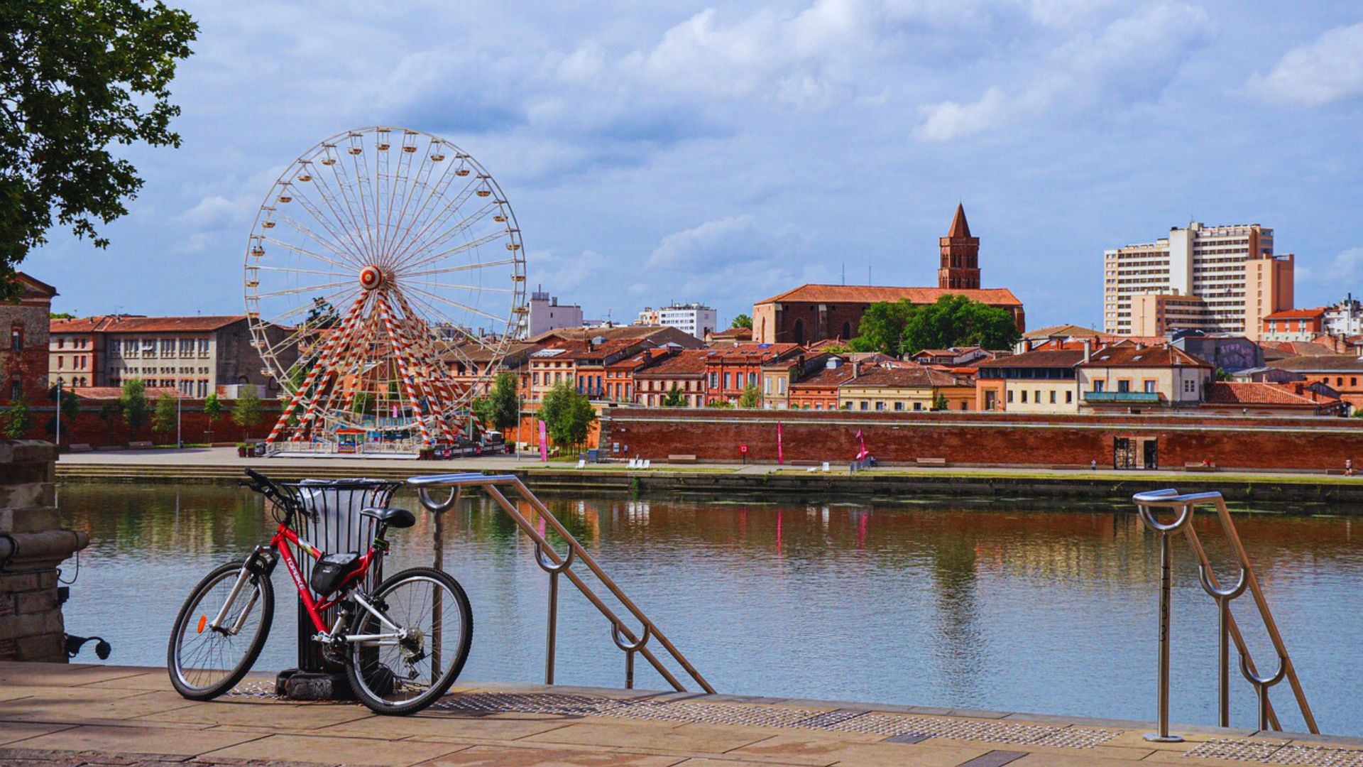 Une vue panoramique des lieux emblématiques de Toulouse, idéale pour une balade étudiante.