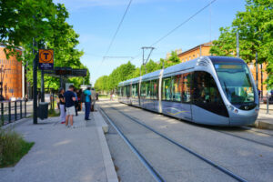 Des étudiants utilisant le tram un moyen de transport simple à Toulouse. 