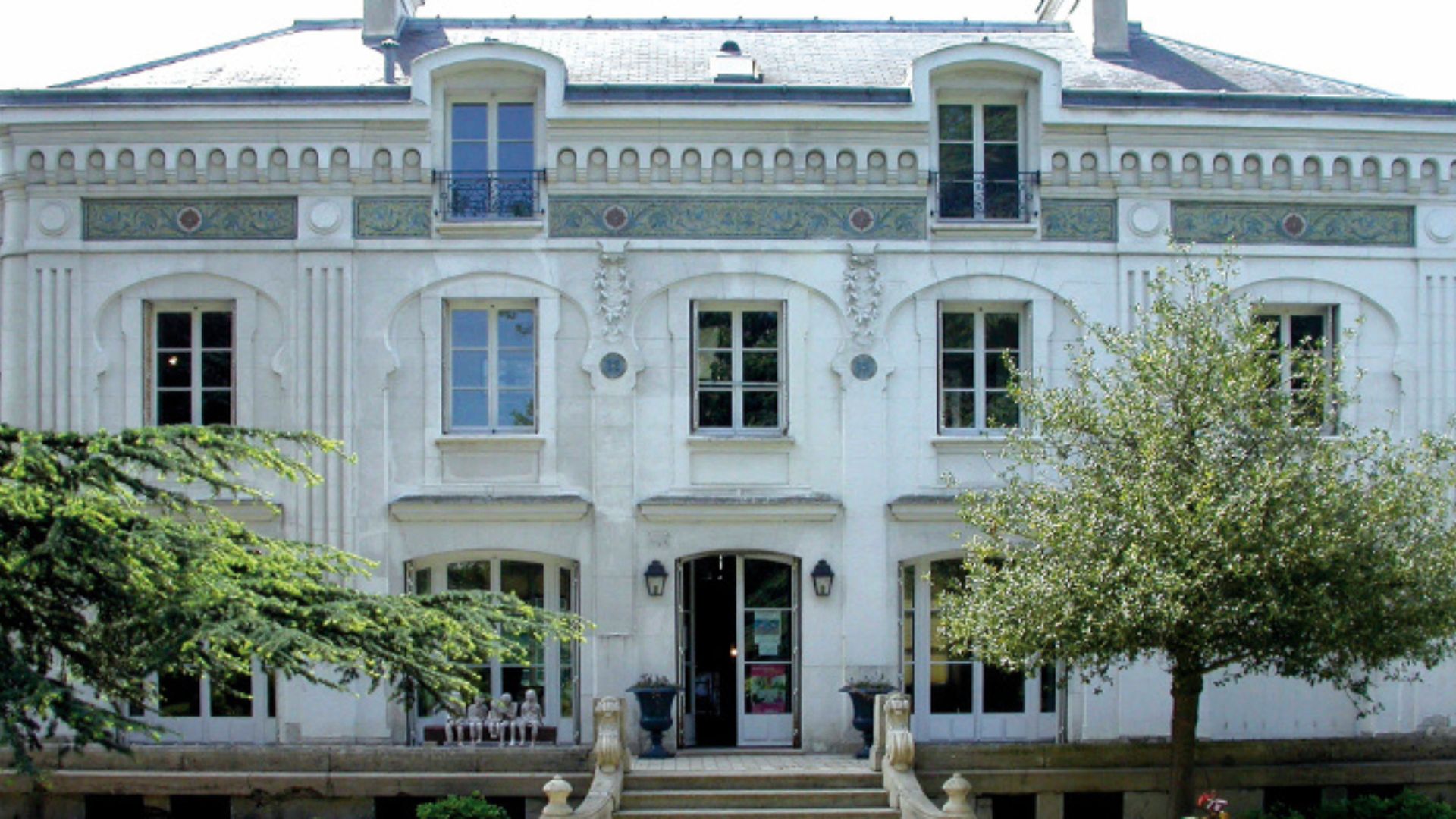 mage des sites culturels de Brunoy et Paris, incluant le Musée Robert Dubois-Corneau et le Louvre.