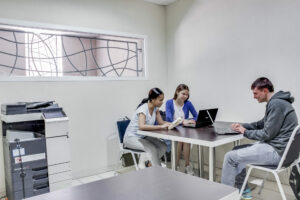 jeunes étudiants en salles d'étude dans une résidence de service étudiante