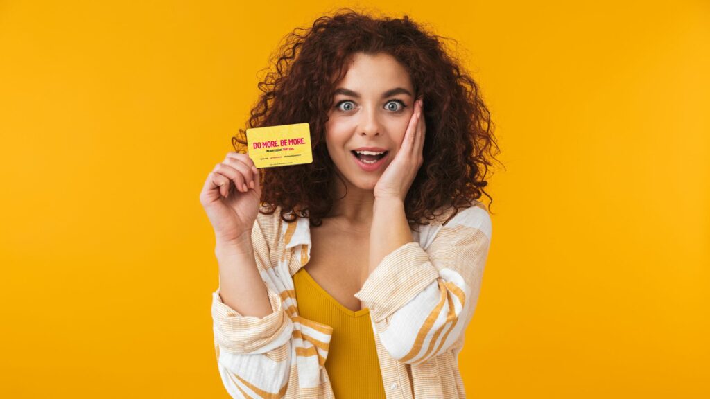 Carte Jeunes Européenne dans les mains d'une étudiante
