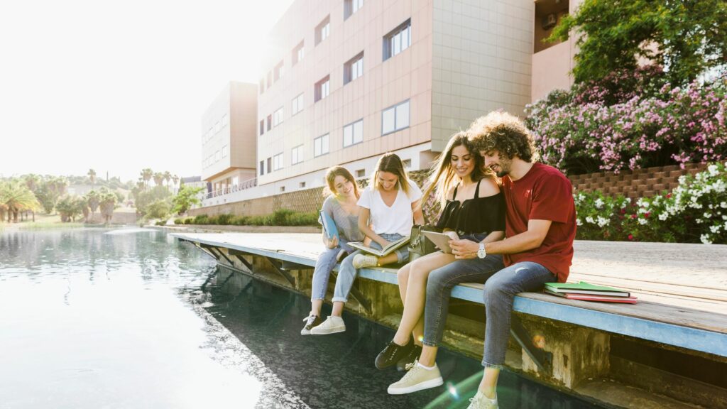 Jeunes étudiants proche du Logement étudiant à Lyon et de leur résidence étudiante