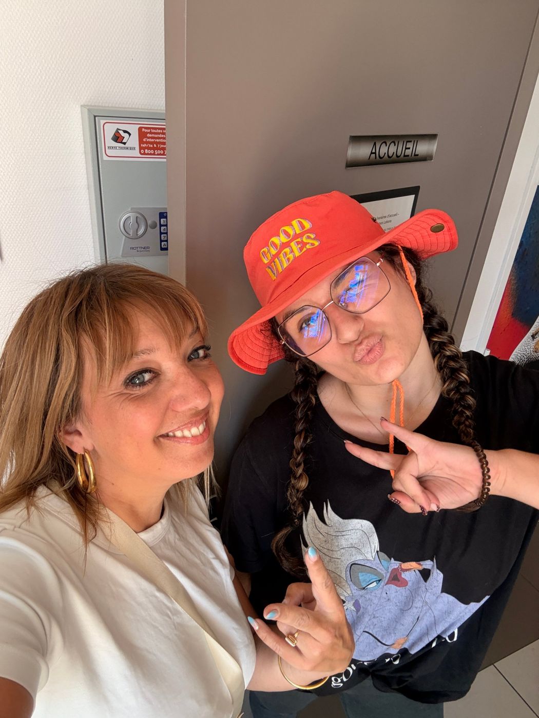 Stéphanie et une résidente devant l'accueil