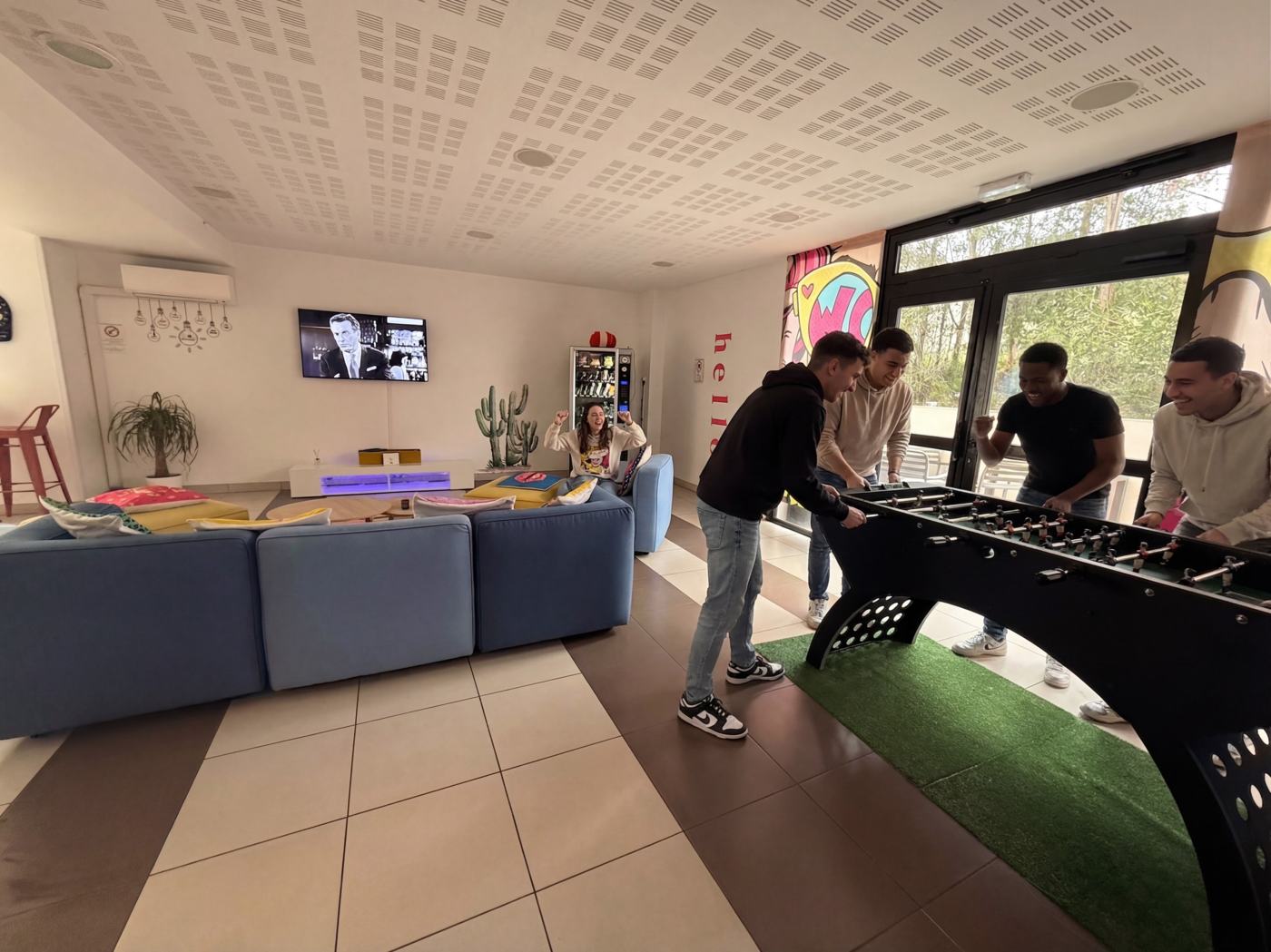 Partie de babyfoot dans le salon commun