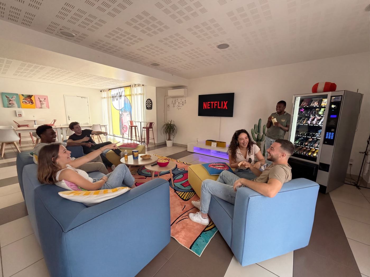 Résidents dans le salon détente