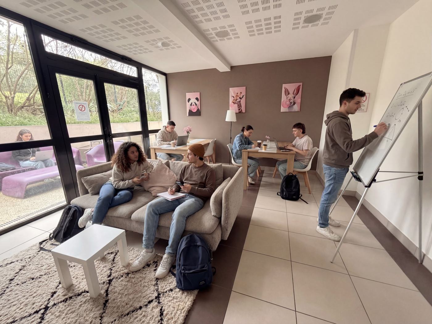Étudiants qui révisent dans la Focus Room