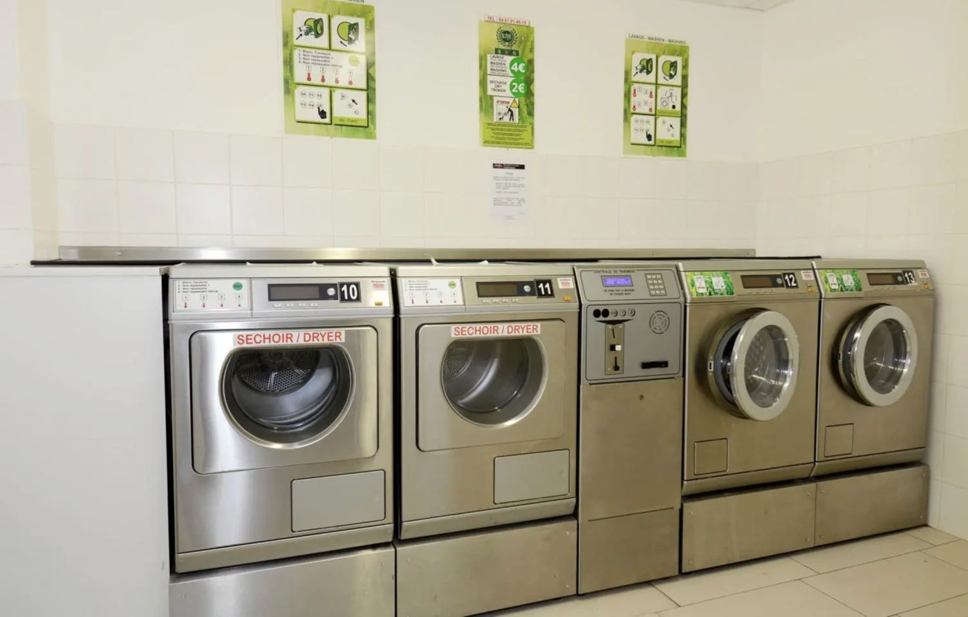 Laverie avec lave-linge et sèche-linge
