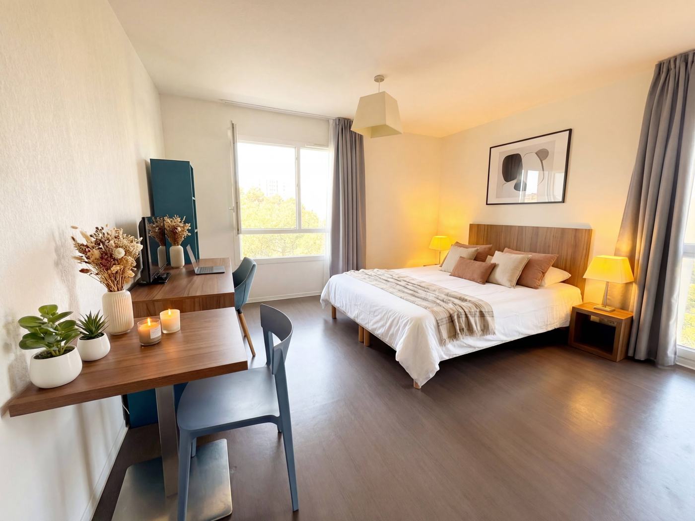Studio Loft lumineux avec lit double et deux bureaux