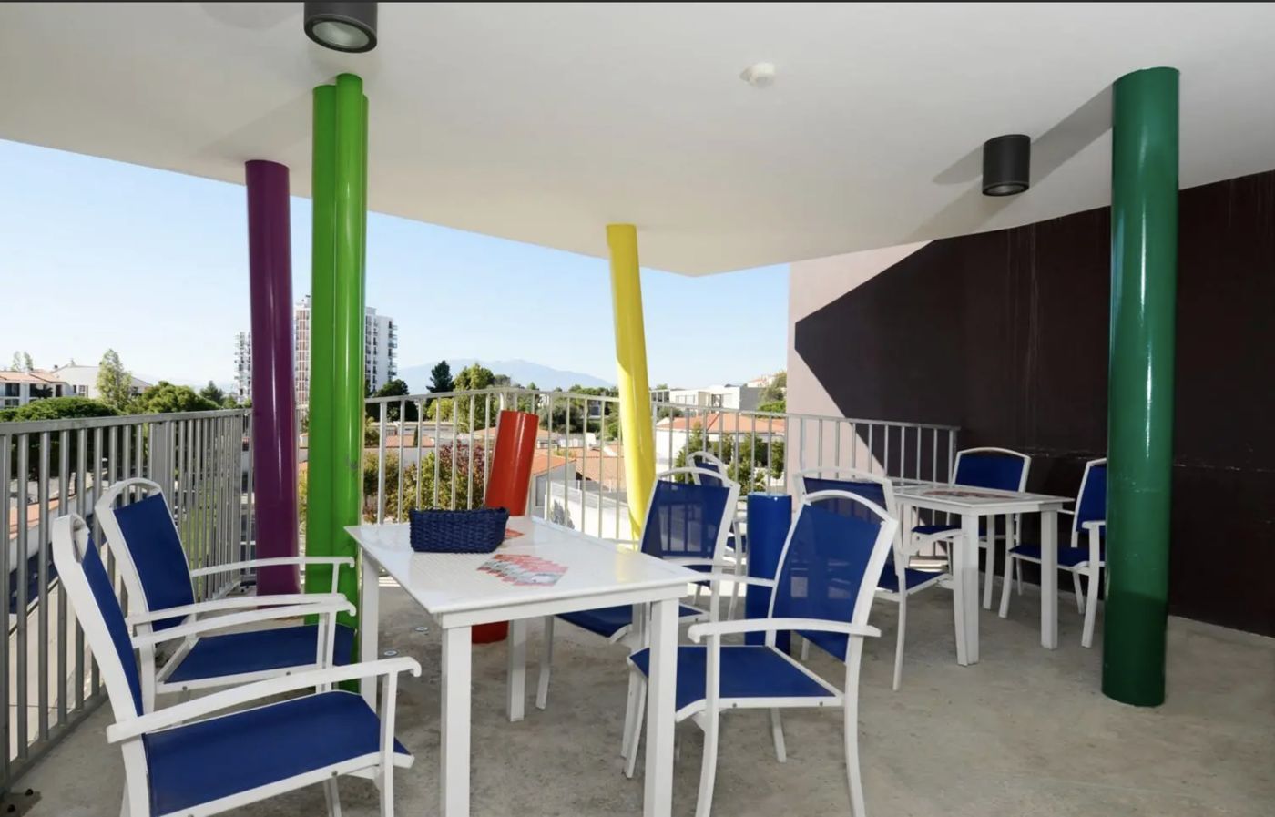 Terrasse commune avec tables et vue sur les montagnes